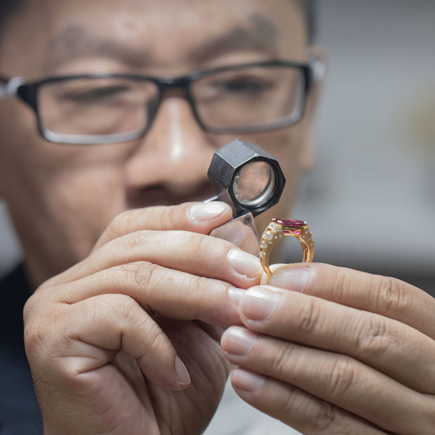 Artisan_Quality Inspector_Master_Jeweler_Donzhe_1