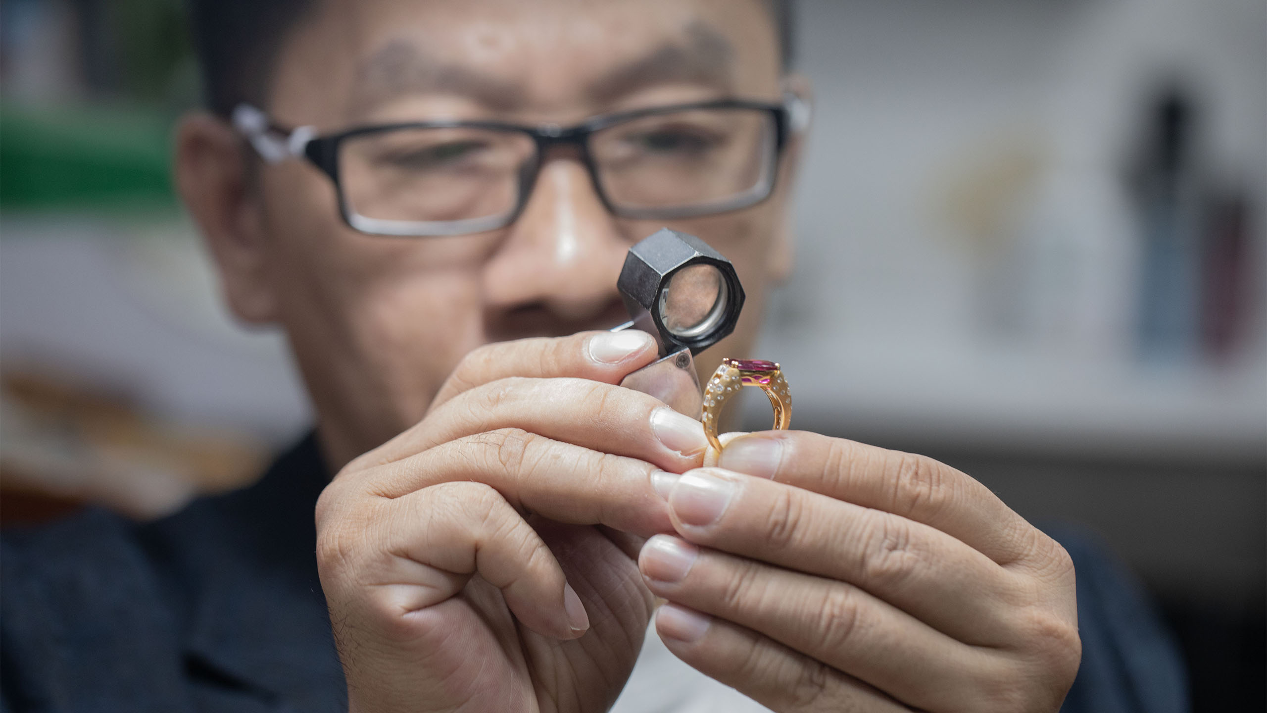 Master_Jeweler_Donzhe_20+_Years_at_the_Bench_1