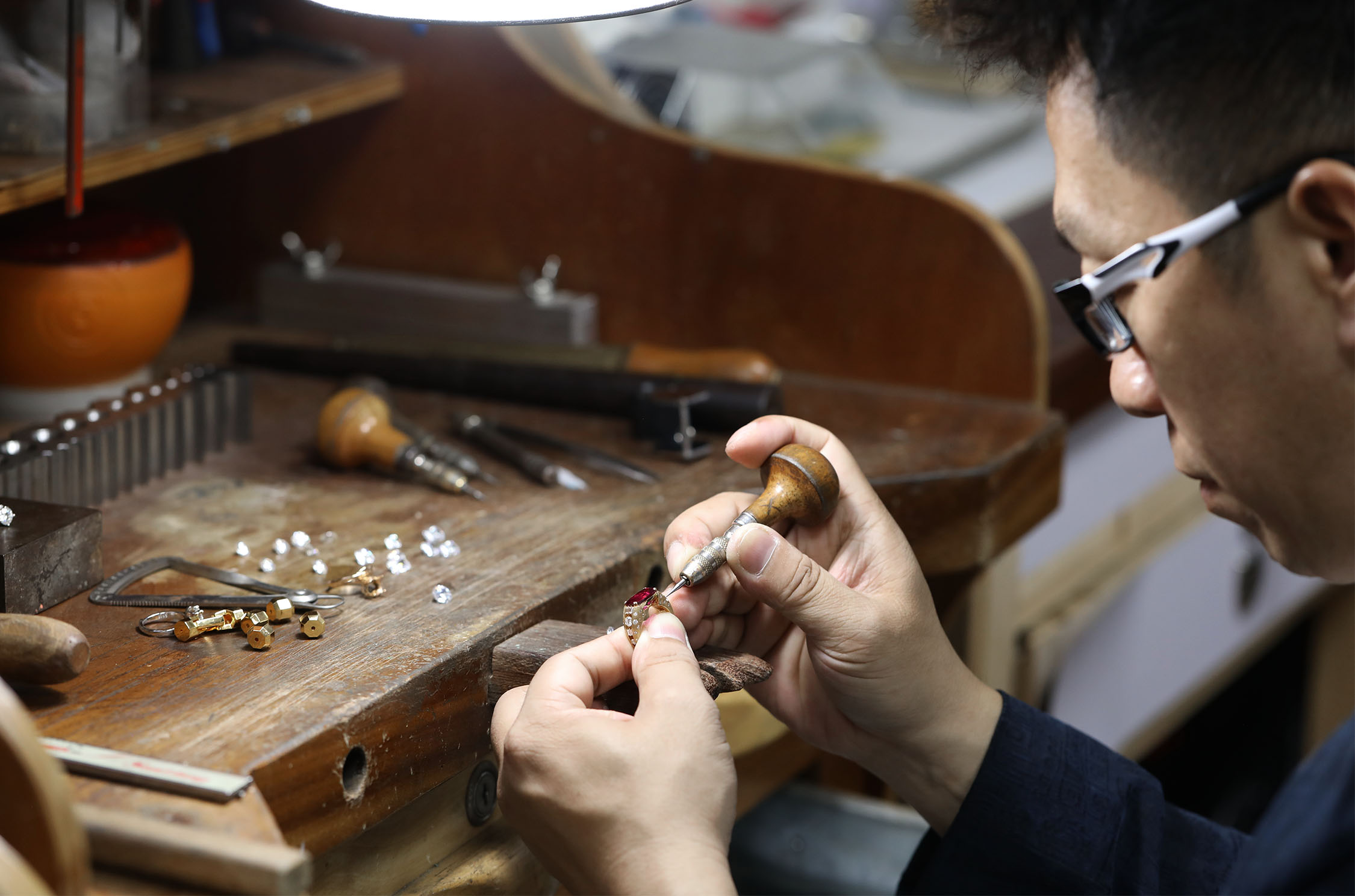 Master_Jeweler_Donzhe_20+_Years_at_the_Bench_2