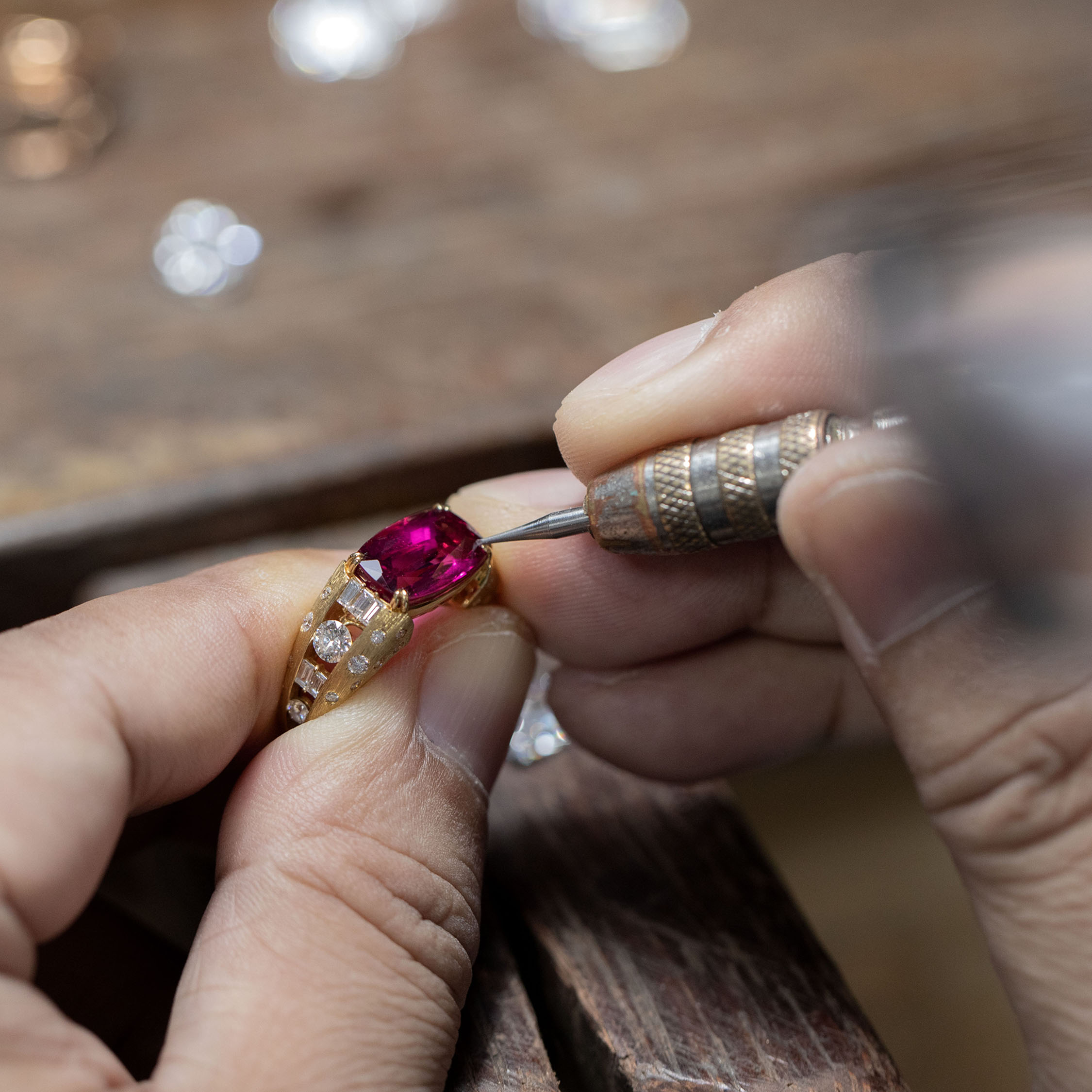 Master_Jeweler_Donzhe_20+_Years_at_the_Bench_3